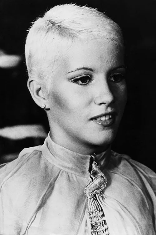 Annie Belle interpretando a Jennifer