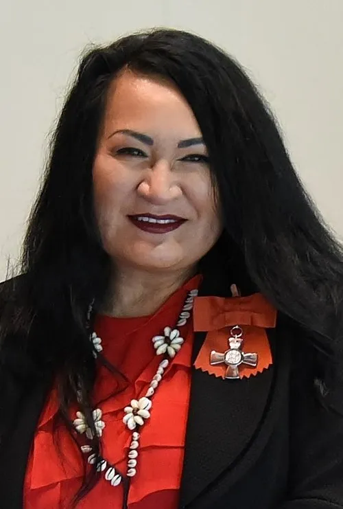 Dame Hinewehi Mohi ha trabajado con Annie Crummer en 1 ocasiones