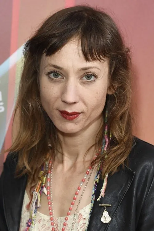 Annie Hardy interpretando a Annie