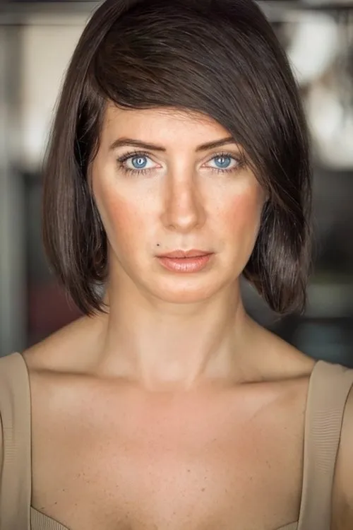 Annie Salomón interpretando a Karina's mother