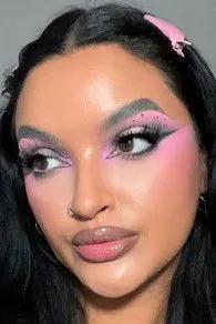 Polly Coombes ha trabajado con Annie Sanghar en 1 ocasiones