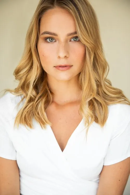 Annika Foster interpretando a Emmy