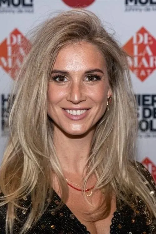 Anouk Van Schie interpretando a