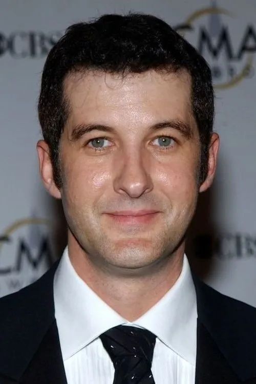 Anthony Clark interpretando a Tucker (voice)