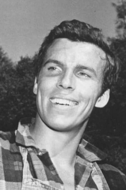 Anthony Costello interpretando a Bert