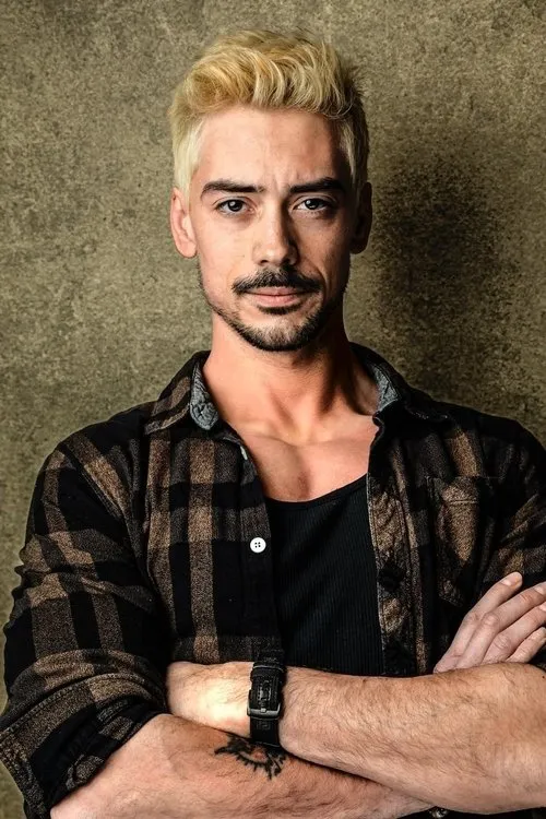 Anthony Dain interpretando a Vaughn