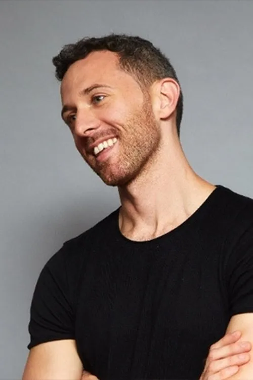 Anthony DeWitt interpretando a Bartender