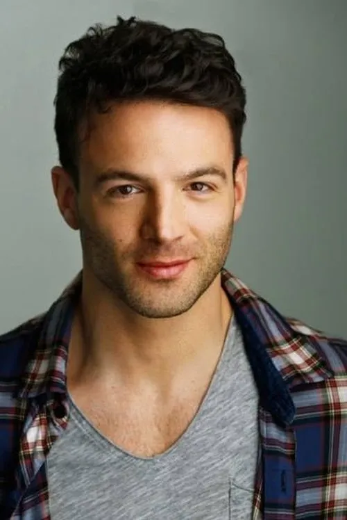 Anthony Marks interpretando a Deputy Fred Russell