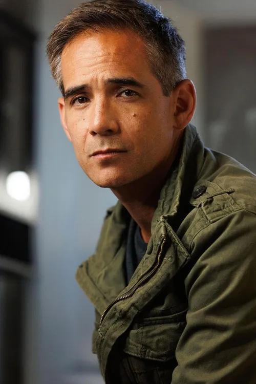 Anthony Marquez interpretando a Carlos Perez