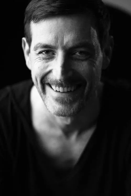 Anthony Murphy interpretando a Policeman 1