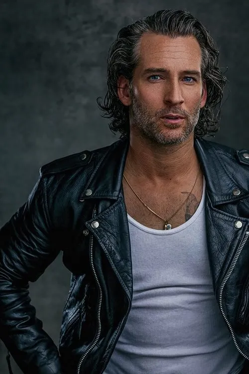 Anthony Napoli interpretando a Rick Anders