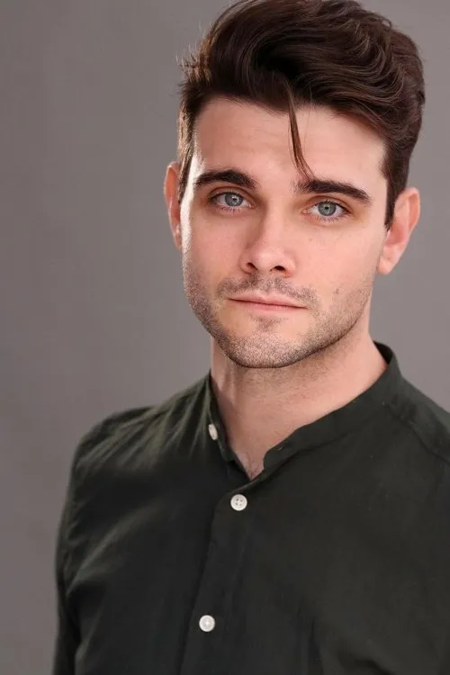 Anthony Pyatt interpretando a Evan Costa