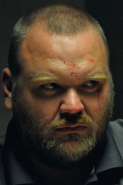 Anthony Strachan interpretando a Michael Boddy