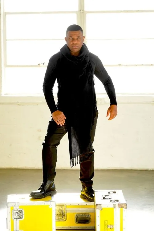 Anthony W. Johnson interpretando a Self (Katakali Indian / Opening show)