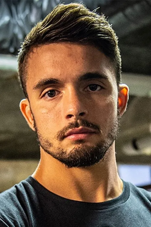 Anthony Yigit interpretando a Self