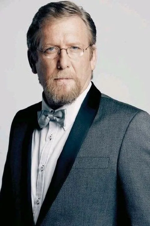 Anton Dekker interpretando a John Peters