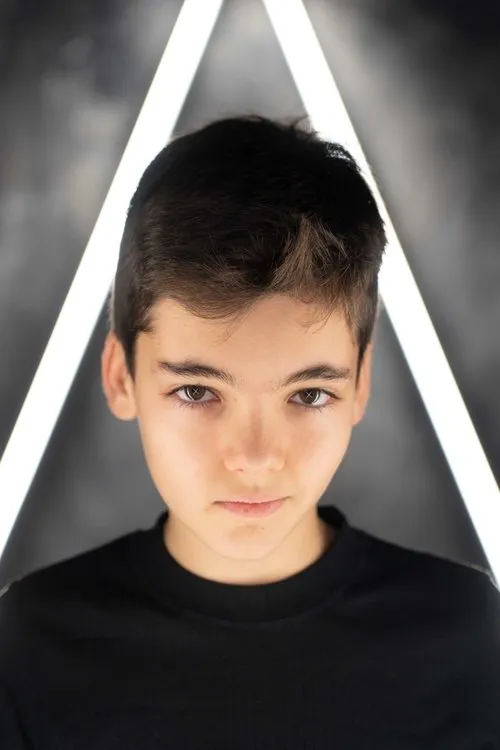 Hero Fiennes Tiffin ha trabajado con Anton Kottas en 3 ocasiones