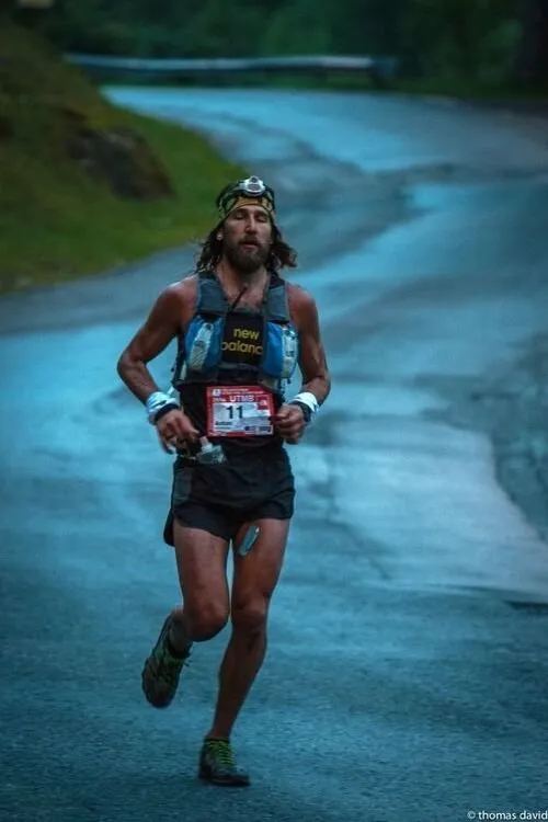 Anton Krupicka interpretando a Anton Krupicka