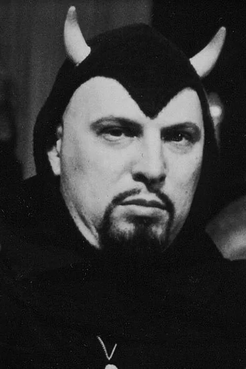 Anton LaVey interpretando a Self (archive footage)