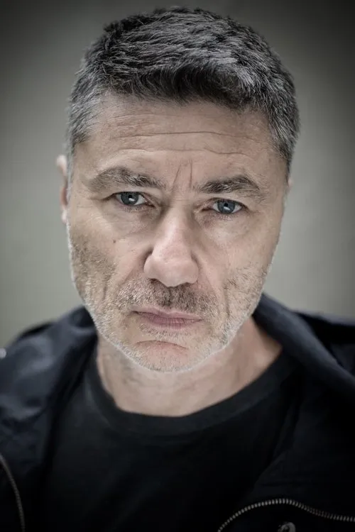 Lexi Strauss ha trabajado con Anton Saunders en 1 ocasiones