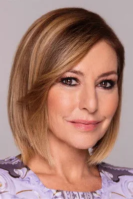 Antónia Erős interpretando a Newscaster