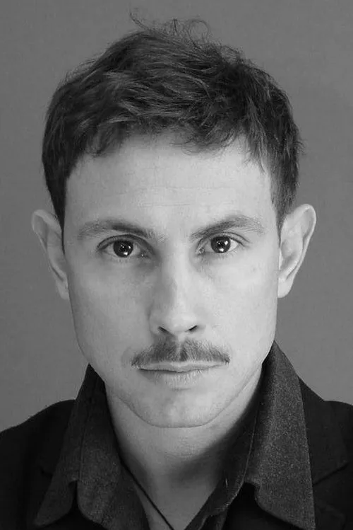 Antonio Acampora interpretando a 