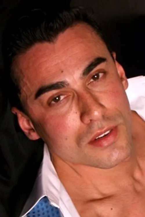 Antonio Marquez interpretando a