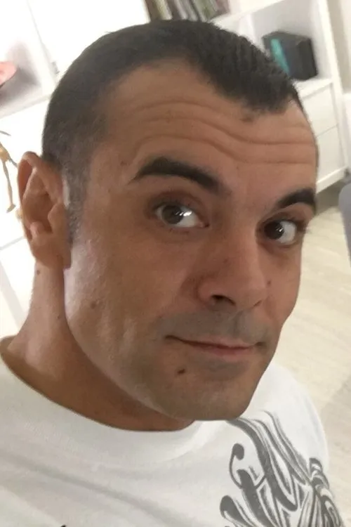 Antonio Ross interpretando a 