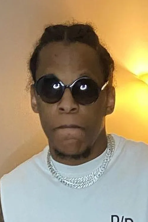 Antonio Todd interpretando a Self