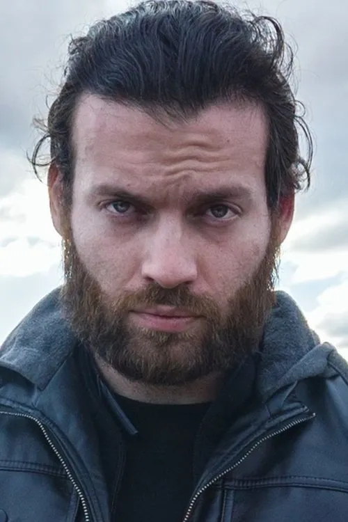 Antonio Valles interpretando a Paul Cobb