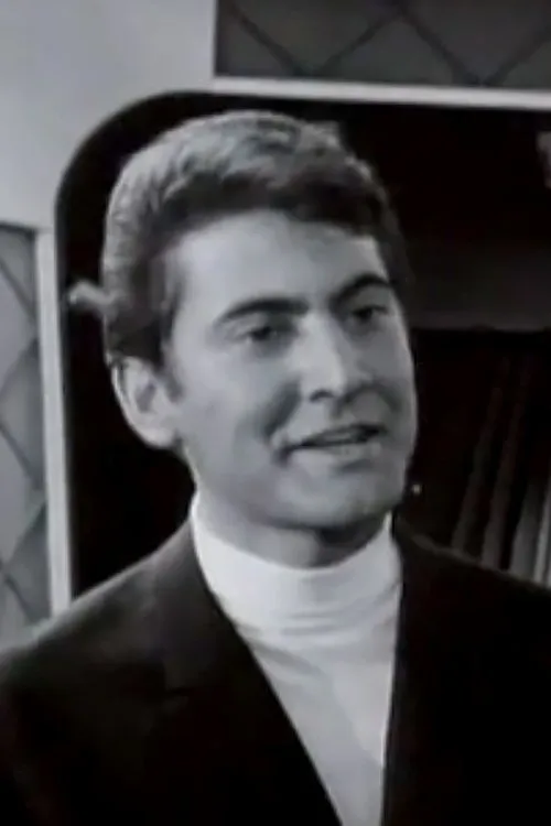 Antonis Liotsis interpretando a Germam Councillor