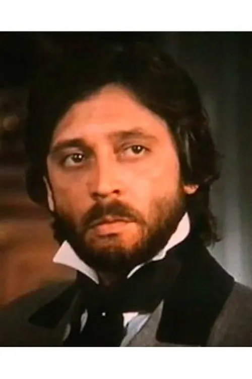 Antony Genov interpretando a Lt. Dimitrov