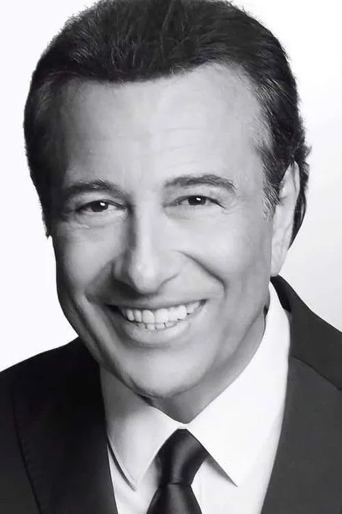 Antypas interpretando a Singer