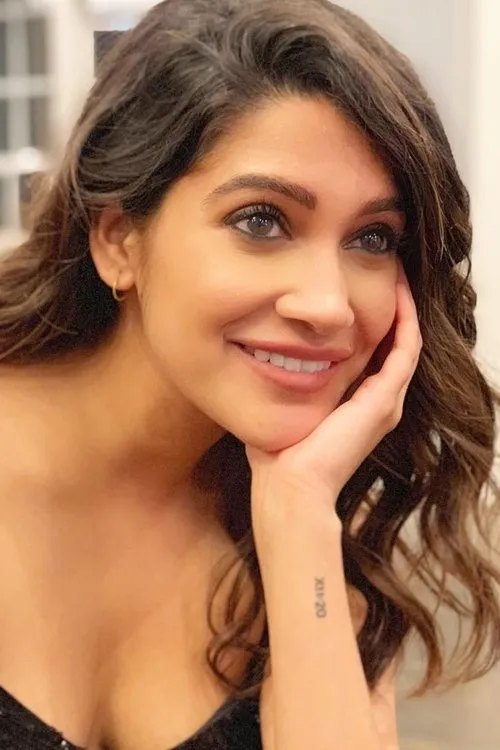 Anuja Joshi — personaje: Rivanah Banerjee (Mini)