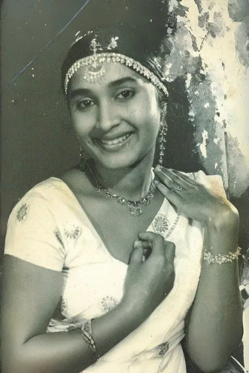 Anula Karunathilaka interpretando a Shan's Mother