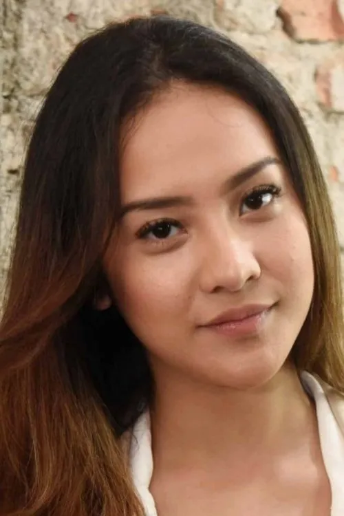 Dian Sidik ha trabajado con Anya Geraldine en 3 ocasiones