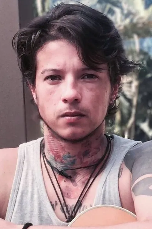 Apolo Pinheiro interpretando a Léo