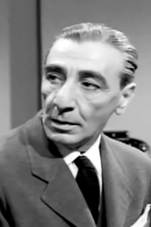 Apostolos Avdis interpretando a