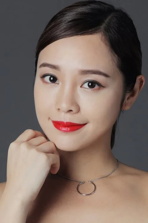 Apple Chan interpretando a LTA Zhang Xinyi / Platoon Commander