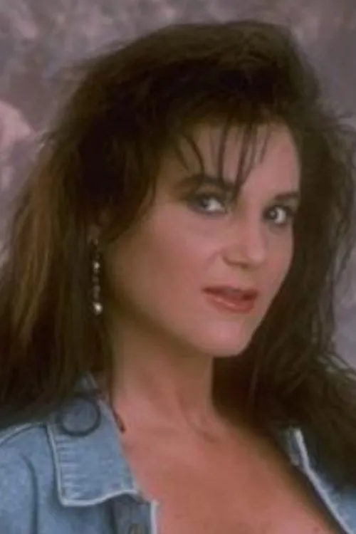 April Rayne interpretando a Gretchen