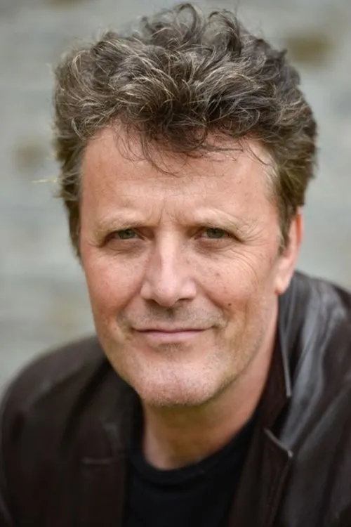 Aran Bell interpretando a Richard Tyler