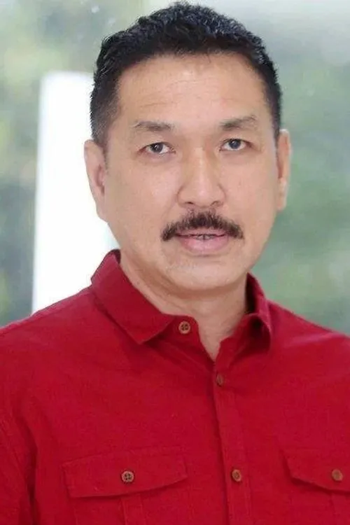 Arash Mohd interpretando a Dt Pin Wan Raja