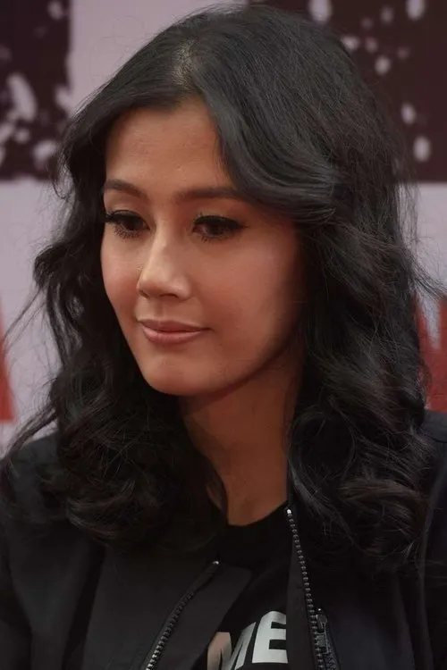 Ardina Rasti interpretando a Agnes