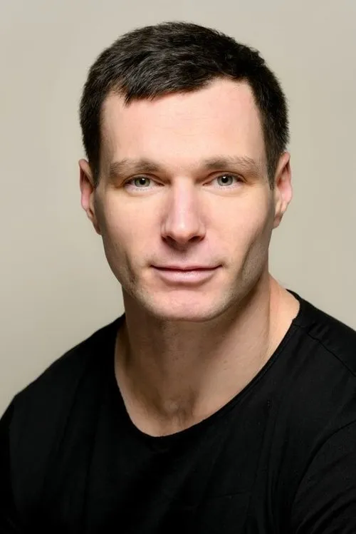 Ari Blinder interpretando a Hombre