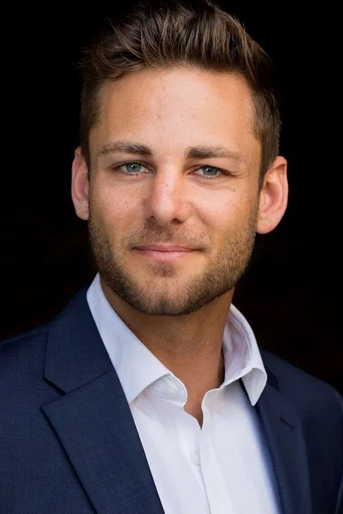 Ari Boyland interpretando a James Cooper