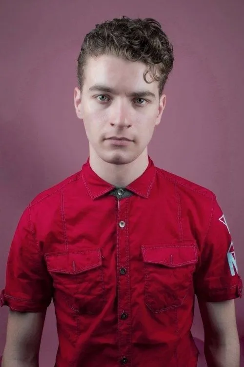 Ari Hershkowitz interpretando a Ushy