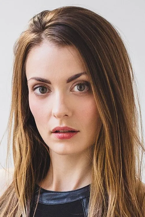 Ari Rombough interpretando a Ally