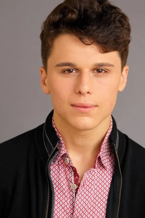 Ari Vozaitis interpretando a Cam