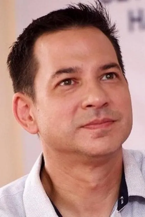 Ari Wibowo interpretando a Pak Harris