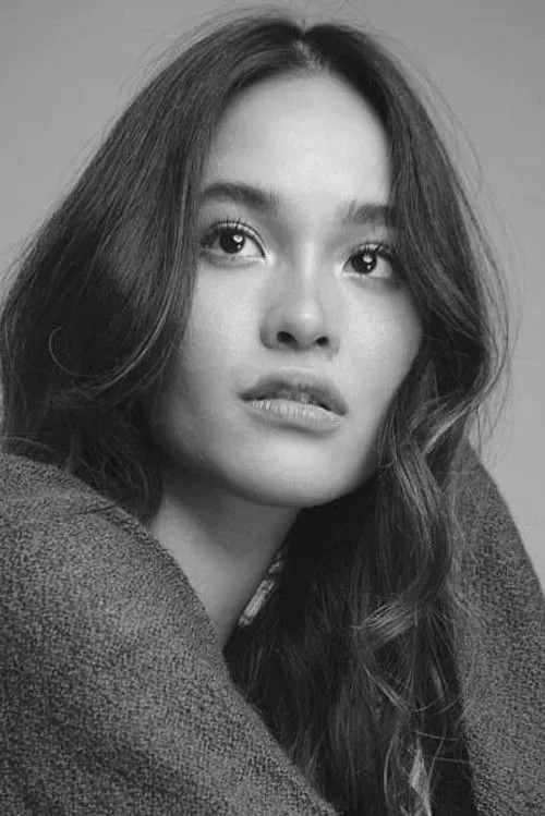 Arielle Roces interpretando a Flo